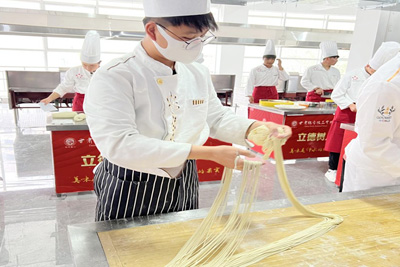 初中畢業(yè)去蘭州中專學(xué)校學(xué)廚師好不好！