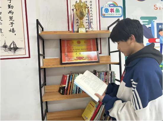 《?老人與?！? 書林漫步 經(jīng)典共享
